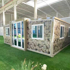 Un ragazzo cinese mette in mostra le condizioni di alloggio in Qatar e le case container sono tutte 